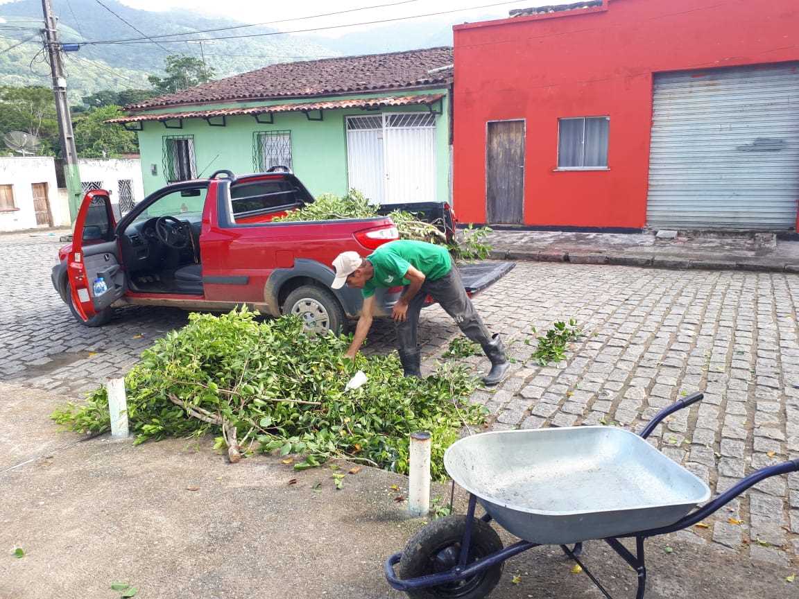 Camacã: Prefeitura realiza Mutirão de limpeza e pintura no Distrito de Jacareci